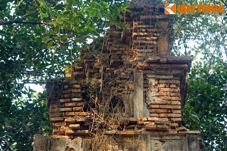 Hai tầng trên cùng của tháp không còn nguyên vẹn.