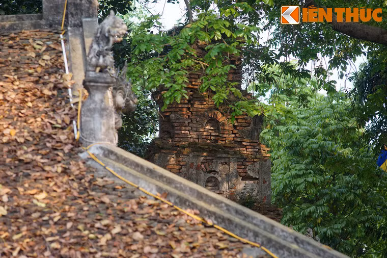 Một trong hai cây tháp đã bị hủy hoại do chiến tranh. Cây tháp còn lại còn tương đối nguyên vẹn.