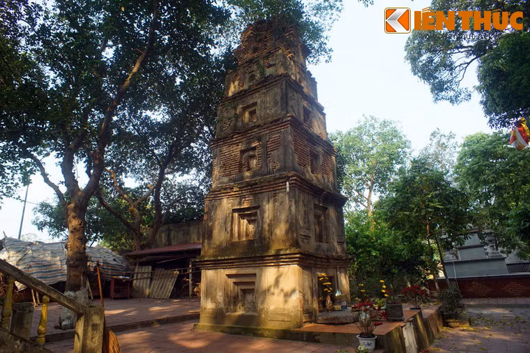 Tương truyền. tháp được xây dựng khoảng giữa thế kỷ 18, có liên quan tới cuộc khởi nghĩa của Quận Hẻo (Nguyễn Danh Phương, 1740 - 1751). Giai thoại kể rằng, chỉ qua một đêm, Nguyễn Danh Phương cho quân xây xong hai cây tháp nhằm gây thanh thế và thu phục nhân tâm chống lại triều đình.