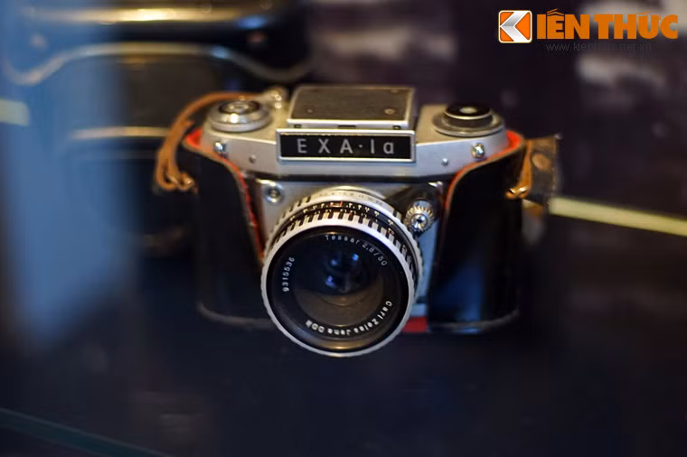 Trở về Việt Nam năm 1921, ông mở hiệu ảnh ở Hải Phòng, Sài Gòn và cả Quảng Châu (Trung Quốc). Từ những hiệu ảnh của Khánh Ký đã sinh ra một đội ngũ đông đảo những thợ ảnh lành nghề người Lai Xá. Ảnh: Máy ảnh Exa 1a của Đức từng được thợ ảnh Lai Xá sử dụng.