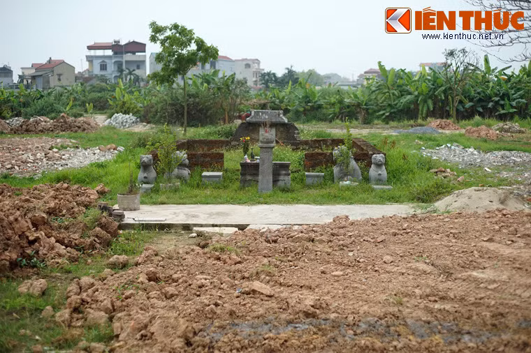 Lang mo da co khong lo cho vo giua canh dong Ha Noi