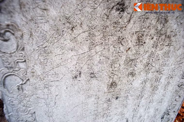 Chữ khắc trên bia vẫn còn khá rõ nét.