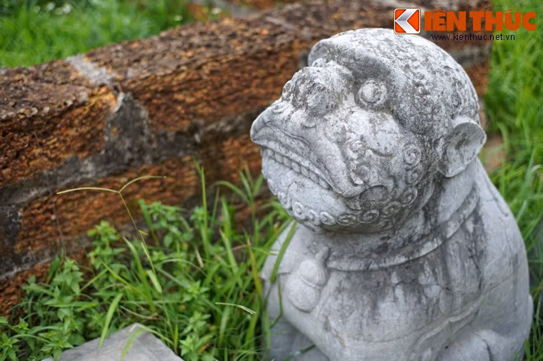 Nếu cặp chó được tạo hình giống nhau thì cặp nghê lại có sự khác biệt với một con há miệng, một con khép miệng.