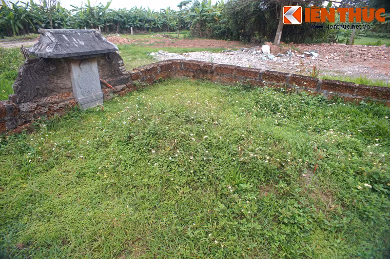 Mộ phần là một gò đất thấp, được bao quanh bằng bức tường đá ong.