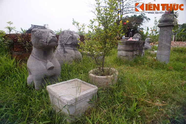 Phía trước có cặp chó đá, nghê đá, hương án... mang phong cách thời Hậu Lê, cũng là những nét kiến trúc đặc sắc nhất còn được lưu giữ.