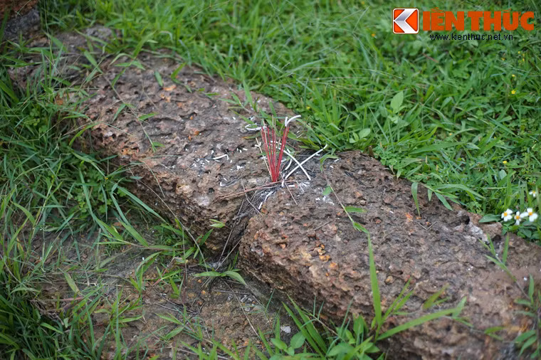 Sắc màu thời gian trên tường đá ong của lăng mộ.