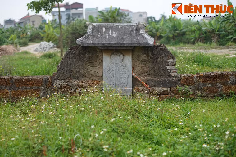 Sau mộ có một bài vị bằng đá.