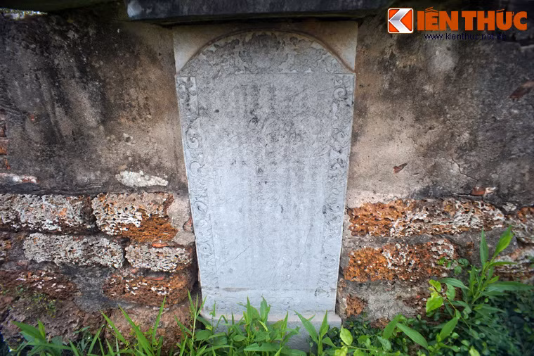 Văn bia phía sau mộ.