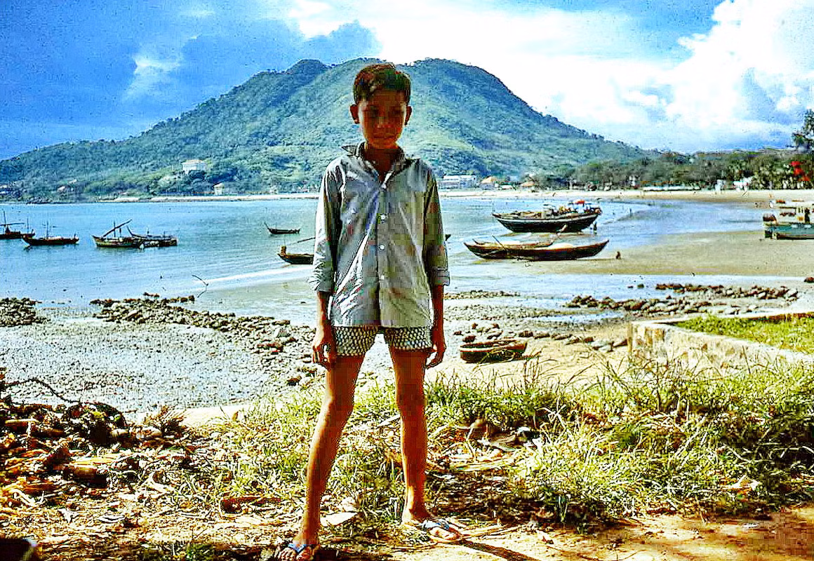 Dáng đứng "oai hùng" của cậu bé Bãi Trước. Ảnh: Bruce Tremellen.