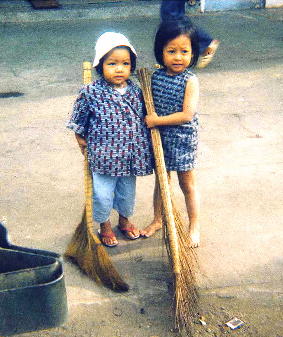 Hai cô lao công nhí. Ảnh: Bruce Tremellen.