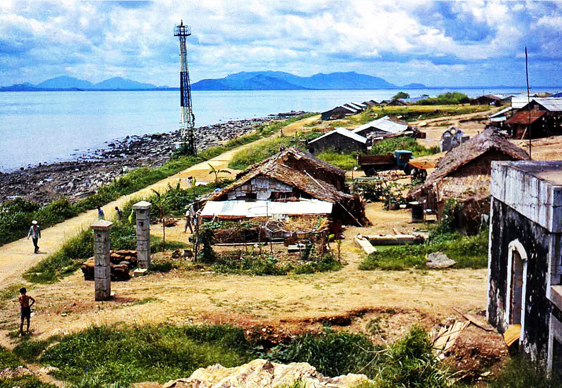 Khu dân cư ở ngoại vi Vũng Tàu. Ảnh: Bruce Tremellen.