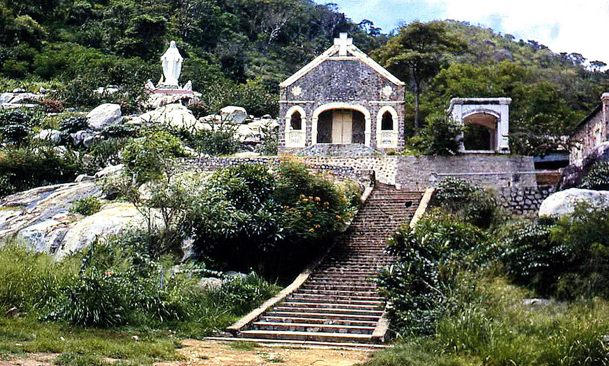 Đền thánh Đức Mẹ Bãi Dâu, một địa danh tôn giáo nổi tiếng Vũng Tàu, thời điểm năm 1967 còn rất đơn sơ. Ảnh: Bruce Tremellen.