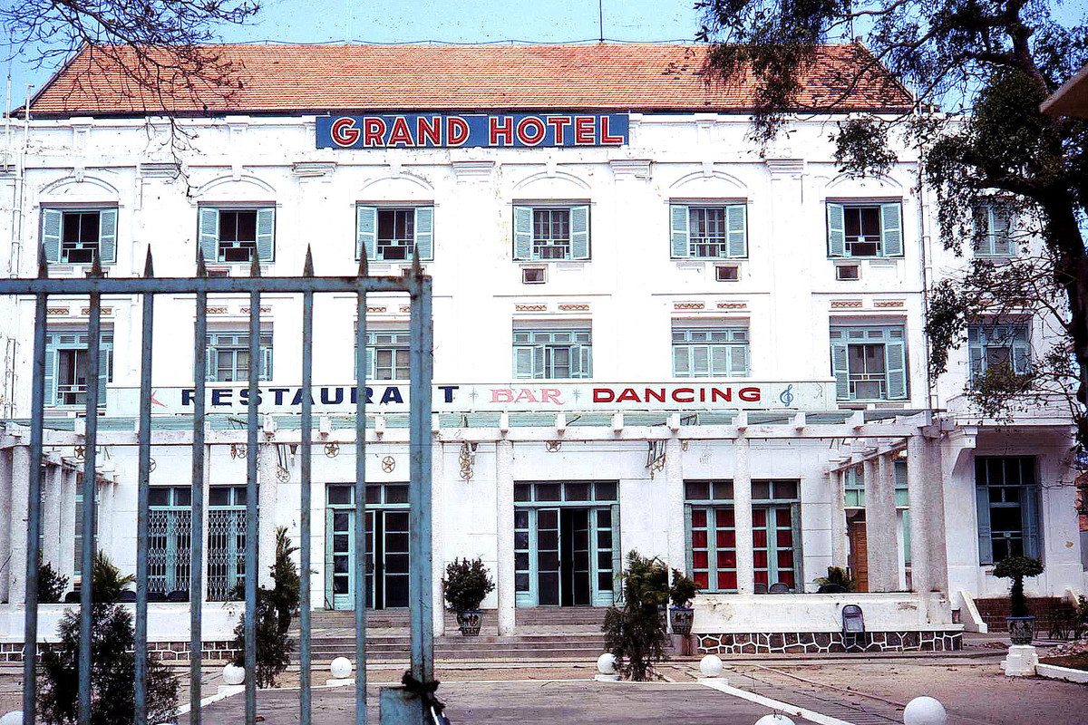 Khách sạn Grand ở Bãi Trước, một khách sạn lâu đời và sang trọng nhất Vũng Tàu trước 1975, lúc này vẫn mang kiến trúc nguyên bản phong cách Pháp. Ngày nay khách sạn này đã được cải tạo lại theo kiến trúc hiện đại. Ảnh: Bruce Tremellen.