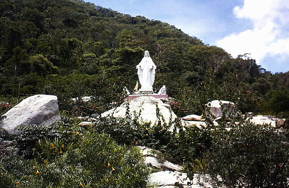 Tượng Đức Mẹ ở đền thánh. Ảnh: Bruce Tremellen.