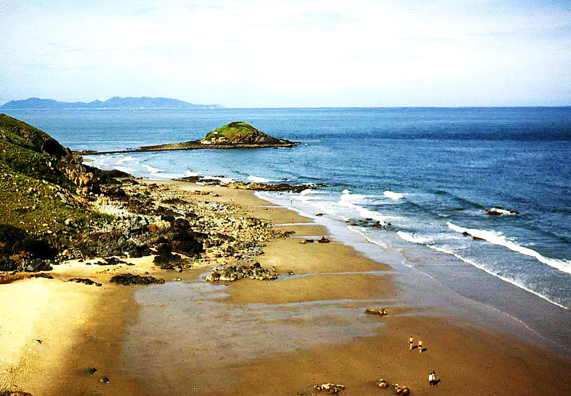 Vẻ hoang sơ cua mũi Nghinh Phong, gần đó là Hòn Bà, Vũng Tàu năm 1967. Vào thời điểm này ngôi miếu Bà trên Hòn Bà chưa được khôi phục. Ảnh: Bruce Tremellen.