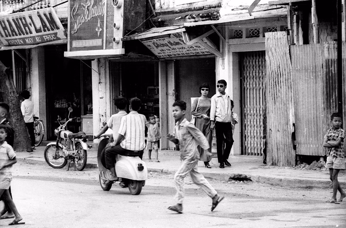 Những đứa trẻ trên đường Độc Lập. Ảnh: Kennk Flickr