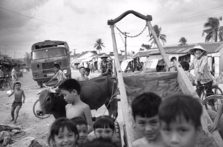 Những đứa trẻ tò mò trước ống kính phóng viên. Ảnh: Ferdinando Scianna/ Magnumphotos.com.