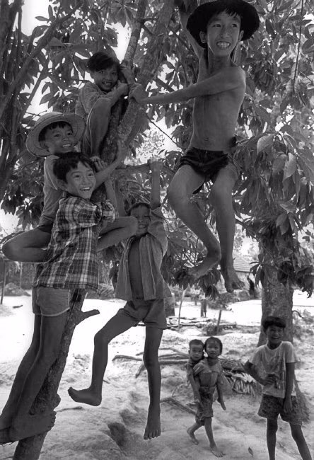 Vẻ hồn nhiên, tinh nghịch của các cậu bé vùng quê. Ảnh: Ferdinando Scianna/ Magnumphotos.com.