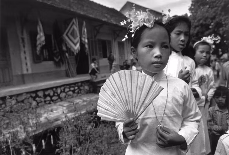 Các em bé Công giáo trong một thánh lễ tại nhà thờ ở TP HCM. Ảnh: Ferdinando Scianna/ Magnumphotos.com.