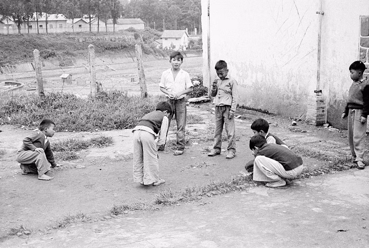 Các cậu bé chơi bắn bi. Ảnh: Getty.