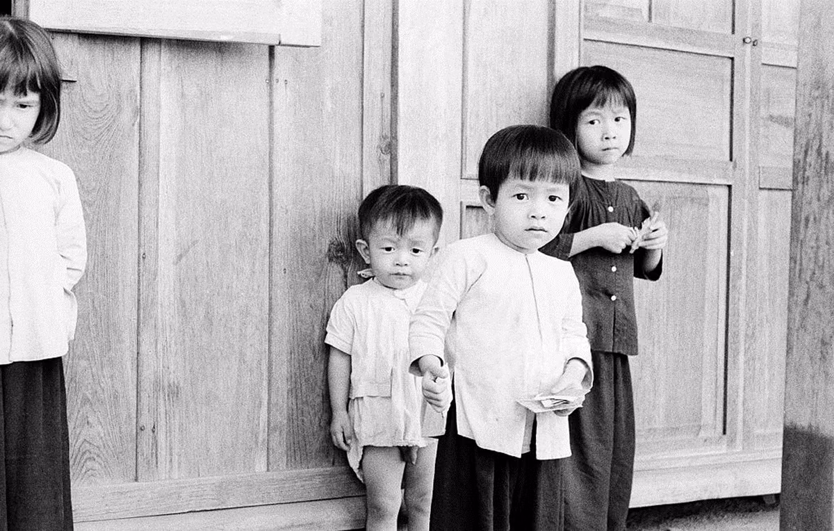 Các em bé bên hiên nhà. Ảnh: Getty.