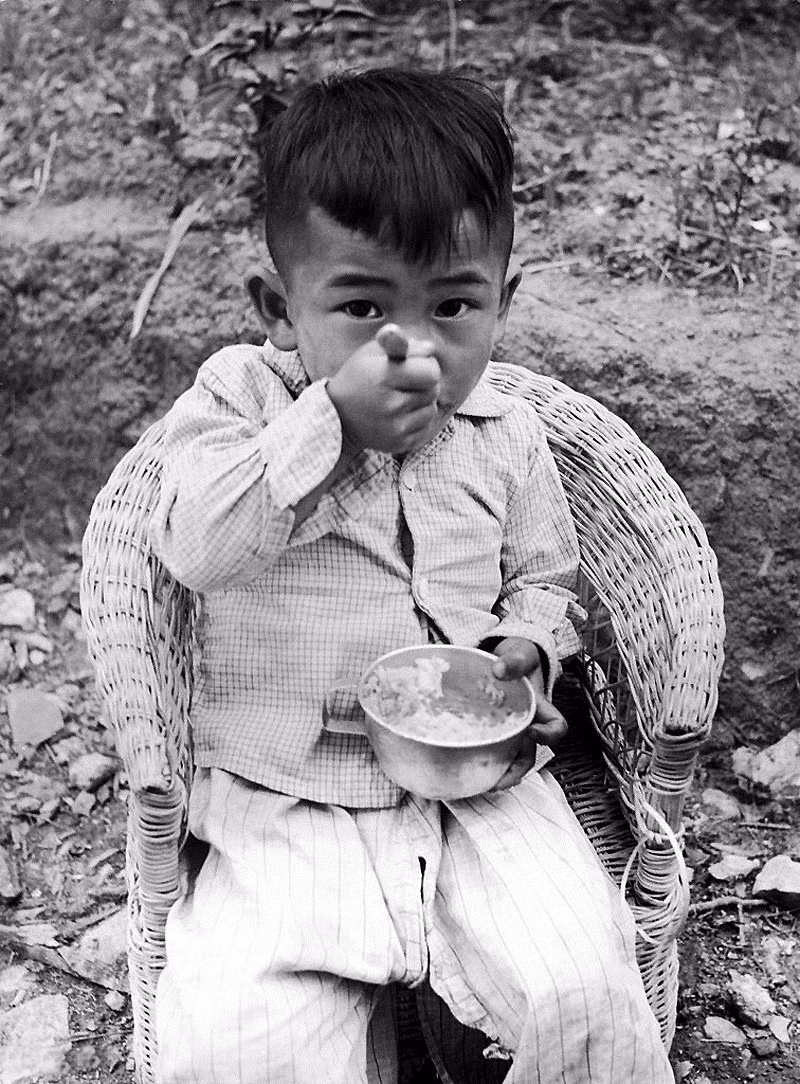 Bữa trưa tự giác của một cậu bé. Ảnh: Getty.