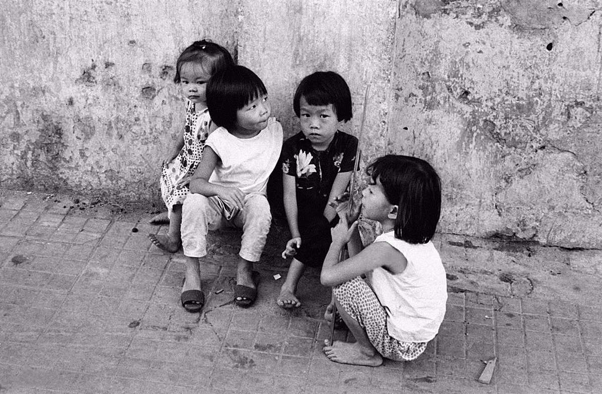 Các bé gái ở góc phố. Ảnh: Getty.