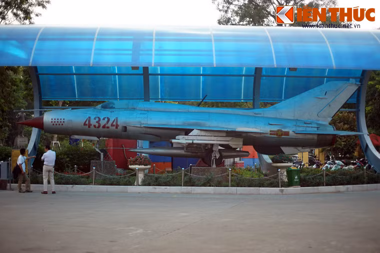 Máy bay tiêm kích đánh chặn hạng nhẹ MiG-21 của Liên Xô là máy bay phản lực được sản xuất nhiều nhất trong lịch sử hàng không. Đây là loại máy bay chiến đấu chủ lực của không quân Việt Nam thời kháng chiến chống Mỹ. Ảnh: Bảo vật quốc gia - máy bay MiG-21 số hiệu 4324 được trưng bày tại Bảo tàng Lịch sử Quân sự Việt Nam.
