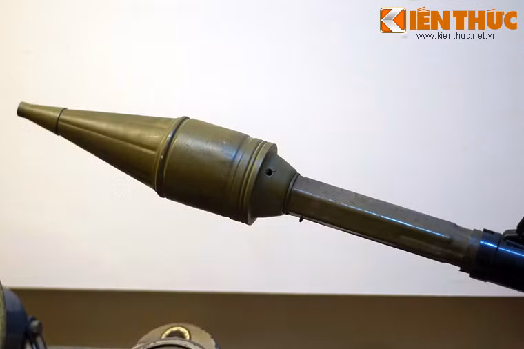 Một loại vũ khí cá nhân nổi bật khác của Liên Xô được sử dụng trong kháng chiến chống Mỹ là súng chống tăng B40 (RPG-2). Ảnh: Súng B-40 từng được sử dụng trong chiến dịch Mậu Thân 1968, trưng bày tại Bảo tàng TP HCM.