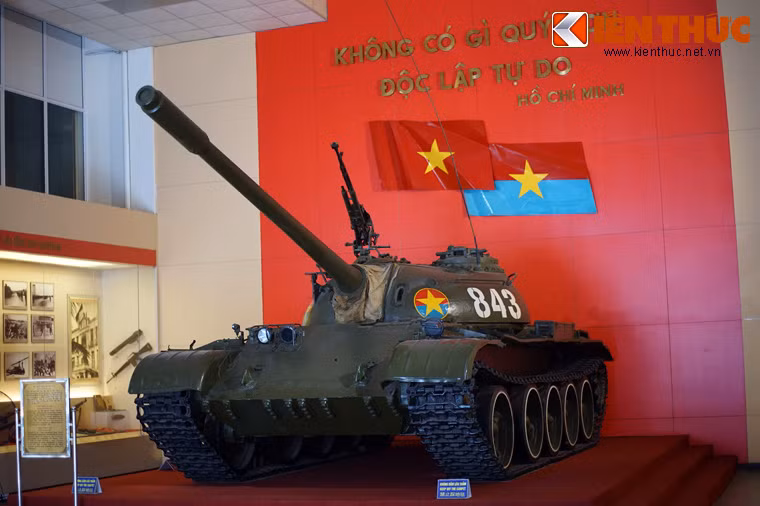 Xuất hiện trên chiến trường miền Nam trong những năm cuối của cuộc kháng chiến chống Mỹ, xe tăng T-54 luôn là lực lượng xung kích trong các chiến dịch lớn nhằm giải phóng hoàn miền Nam, thống nhất đất nước. Ảnh: Xe tăng T-54 số hiệu 843 được trưng bày tại Bảo tàng Lịch sử Quân sự Việt Nam.