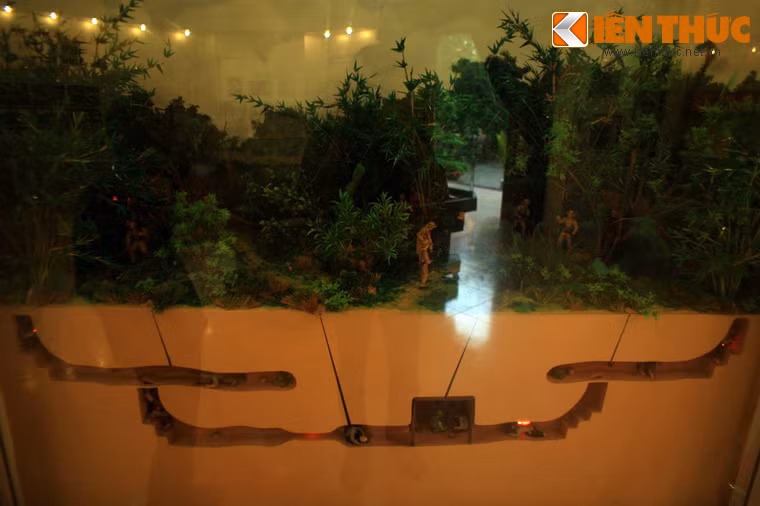 Nằm dưới lòng đất Sài Gòn, địa đạo Phú Thọ Hoà ban đầu là những căn hầm bí mật có từ thập niên 1930, đến năm 1947 được mở rộng thành một mạng lưới hoàn chỉnh. Địa đạo gồm 2 tầng, được xây dựng theo kiểu hầm xe lửa: từ 2 điểm ở đầu, hai tổ đào thẳng về điểm trung tâm. Ảnh: Mô hình địa đạo trưng bày tại khu di tích địa đạo Phú Thọ Hoà.