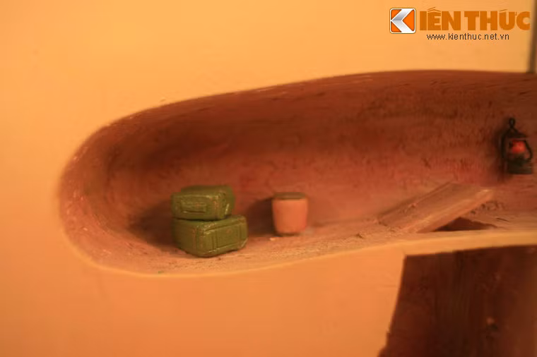 Lối xuống tầng hầm phía dưới ngụy trang như nền đất và được bố trí sát một ngách hầm cụt, kẻ địch xâm nhập vào sẽ tưởng là lối đi cụt và quay trở ra mà không biết rằng có một cửa thông xuống phía dưới.