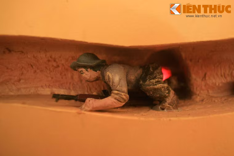 Các đường hầm trong lòng địa đạo có độ rộng và chiều cao khoảng 80cm, đủ cho người di chuyển theo kiểu bò, hai bên có nhiều ngách đi sang nhiều hướng khác nhau.