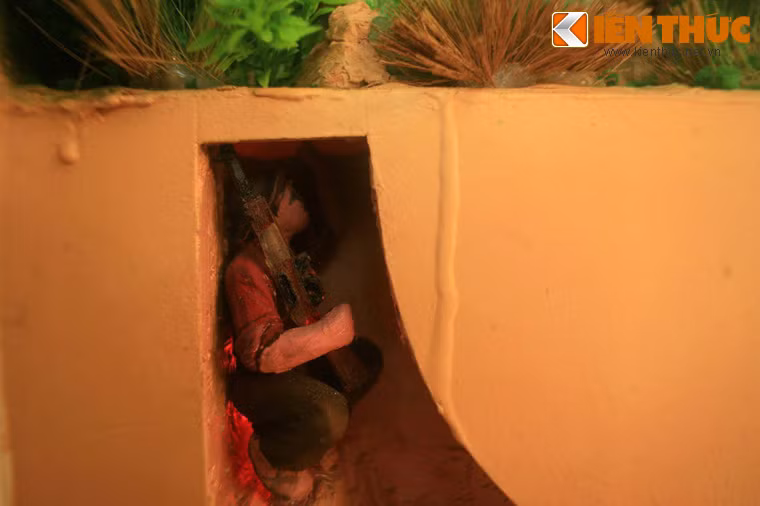 Miệng hầm thường được ngụy trang như bụi rậm, mô đất hoặc gò mối, khiến kẻ địch rất khó có thể phát hiện.