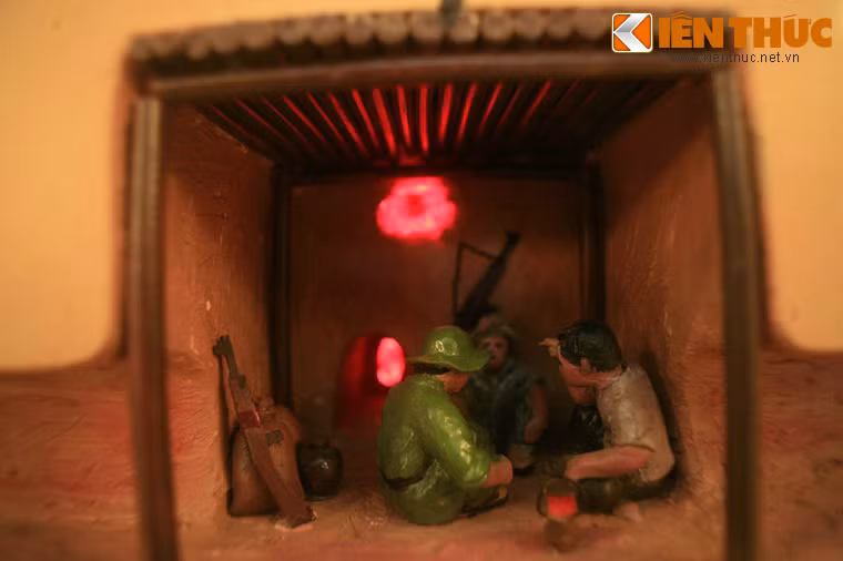 Trong hệ thống địa đạo có 3 hầm đào rộng ra để có thể ngồi họp 4-5 người hoặc chứa lương thực, vũ khí.