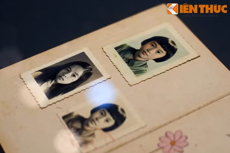 Kỹ thuật tô màu cho ảnh nghe qua khá đơn giản, chỉ là sử dụng màu nước để tô chồng lên những bức ảnh đen trắng sẵn có.