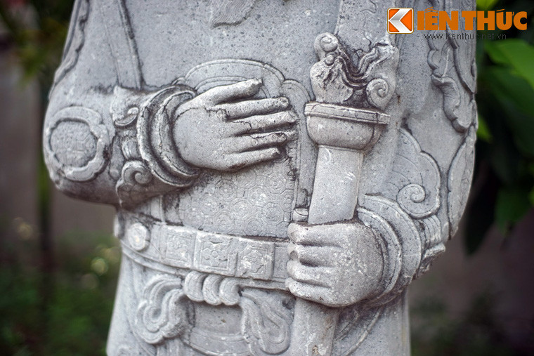 Các chi tiết chính trên thân tượng một pho tượng ở đền thờ Quận công Nguyễn Đình Huấn.