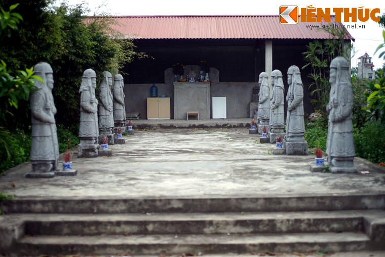 Hàng tượng quan hầu bằng đá ở phế tích đền thờ Quận công Nguyễn Đình Huấn (xã Tiên Hội, Đông Anh, Hà Nội). Nguyễn Đình Huấn là một vị Quận công xuất thân từ quan võ, từng phò tá hai chúa Trịnh Doanh và Trịnh Sâm tại phủ chúa ở kinh thành Thăng Long.