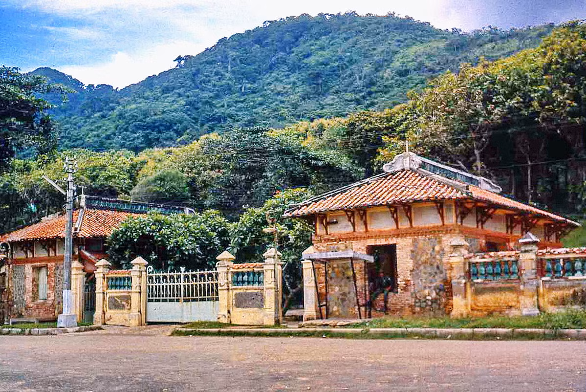 Dưới chân núi Lớn, gần Bạch Dinh, Vũng Tàu năm 1967. Ảnh: Bruce Tremellen.