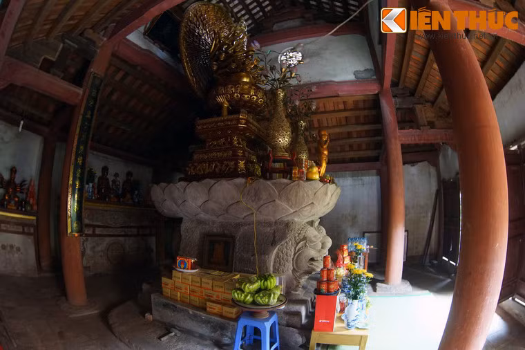 Bức tượng này được dân gian gọi là Ông Sấm, được tạo hình trong tư thế phủ phục trên bệ đá, đầu đội tòa sen. Cả sư tử và tòa sen có chiều dài khoảng 2m, cao khoảng 1,2m.