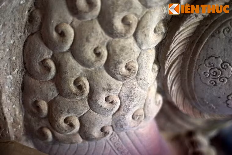 Bờm sư tử gồm những lọn xoắn ốc như đám mây cách điệu.