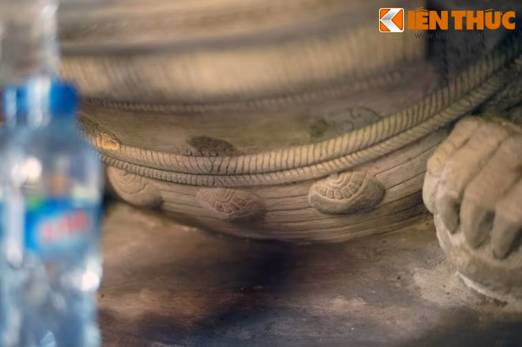 Cổ sư tử đeo lục lạc.