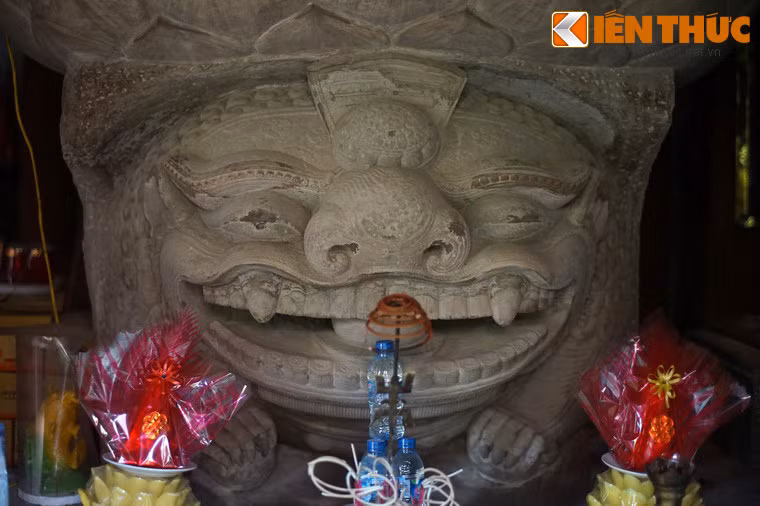 Khuôn mặt của Ông Sấm được thể hiện rất sinh động với các hình khối được nhấn mạnh như mũi to căng tròn, cặp mắt lồi như hai quả trứng, vầng trán cao ngạo nghễ có hình chữ Vương, miệng ngậm ngọc...