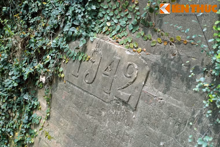 Mố cầu được gia cố vào năm 1942 bằng bê tông.