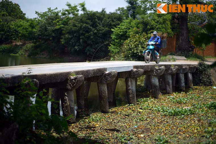 Bắc qua sông Nguyệt Đức, cầu đá làng Nôm (xã Đại Đồng, huyện Văn Lâm, tỉnh Hưng Yên) được các nhà nghiên cứu di sản đánh giá là một công trình kiến trúc độc đáo còn nguyên vẹn chưa từng thấy ở bất cứ làng cổ nào của Đồng bằng sông Hồng.