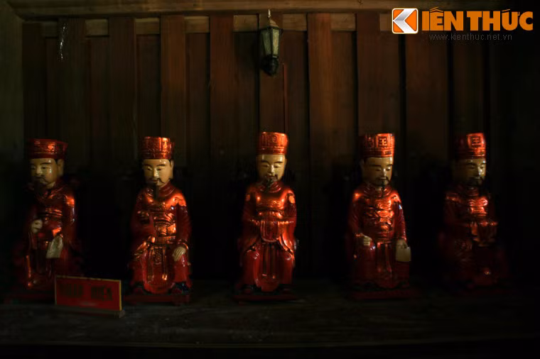 Chùa còn bảo lưu được hàng trăm tượng thờ và đồ tế thời Lê, chùa Keo được coi là một bảo tàng nghệ thuật Việt giai đoạn đầu thế kỷ 17.