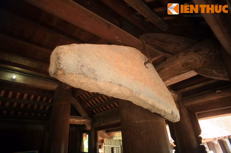 Ở tầng một gác chuông có treo một khánh đá cao 1,20 m. Tầng hai có quả chuông đồng lớn đúc năm 1686 cao 1,30 m, đường kính 1 m. Hai quả chuông nhỏ treo ở tầng ba và tầng thượng cao 0,62 m, đường kính 0,69 m đều được đúc năm 1796.