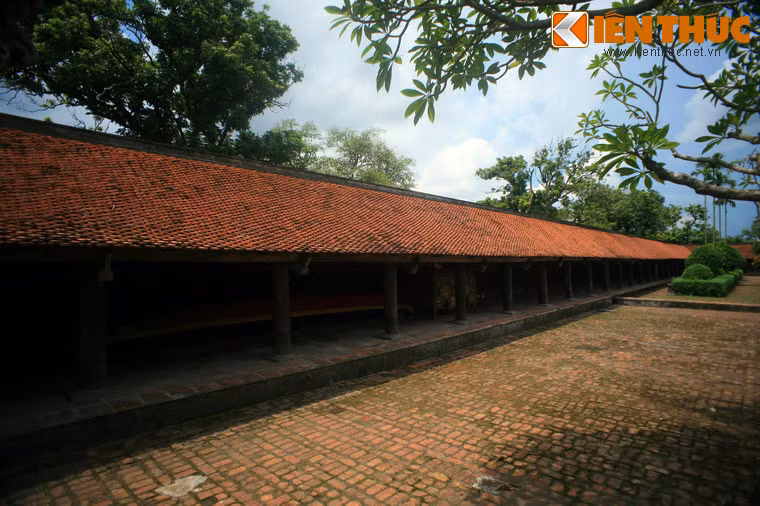 Bao quanh chùa là hai dãy hành lang chạy dài từ chùa Hộ nối với nhà tổ và nhà trai sát gác chuông.