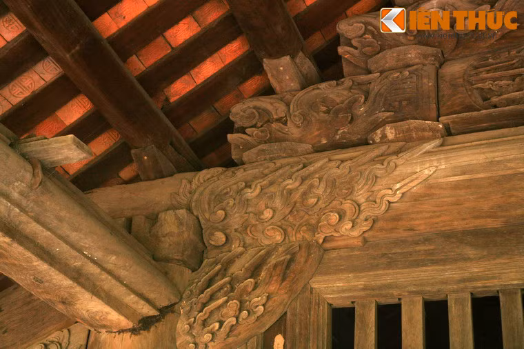 Các công trình đều làm bằng gỗ lim và là nơi được các nghệ nhân điêu khắc thời nhà Hậu Lê chạm khắc rất tinh xảo.