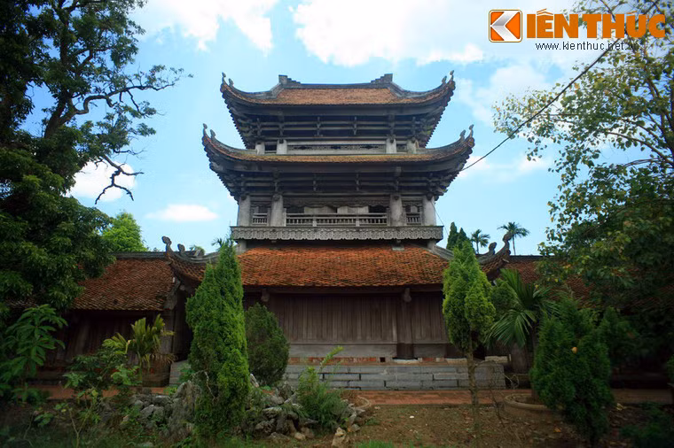 Bộ khung gác chuông làm bằng gỗ liên kết với nhau bằng mộng, nâng bổng 12 mái ngói với 12 đao loan uốn cong dáng vẻ thanh thoát, nhẹ nhàng.